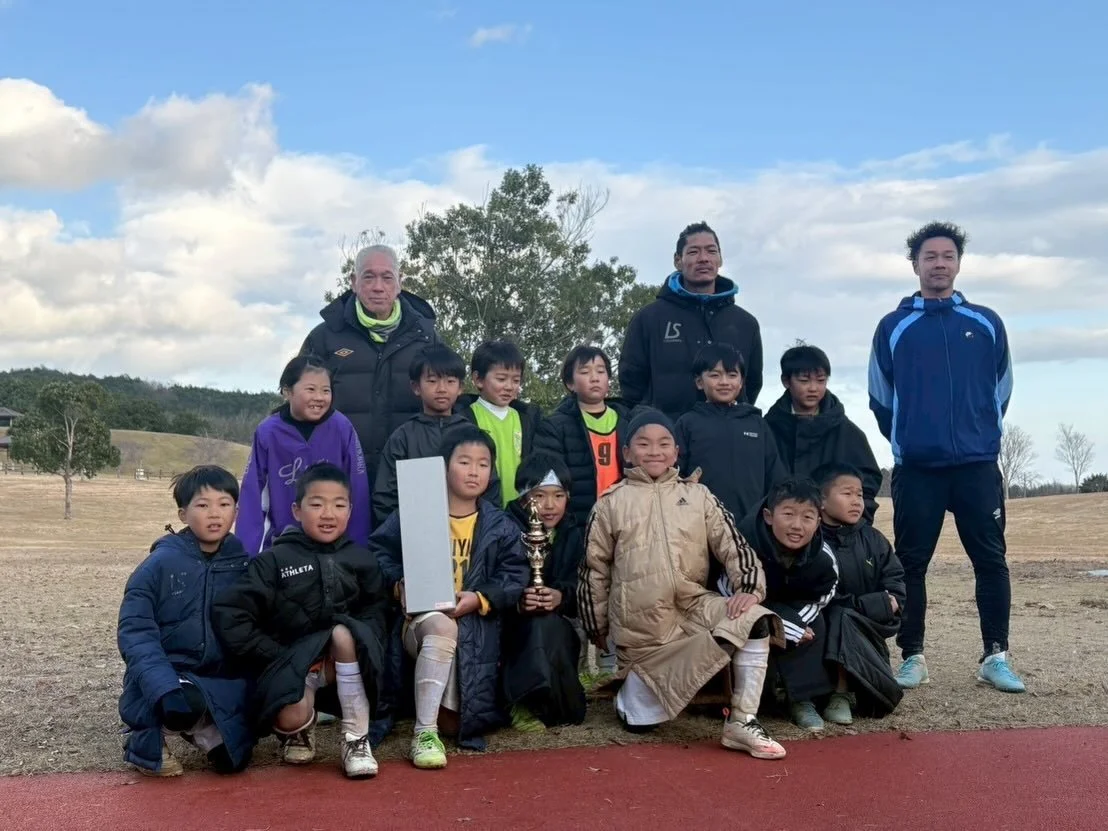 2025/12/14　Ｕ-8
修斉ウィンターカップに参加しました。
予選リーグ
VS 舞鶴　4-0 win
VS 大正　12-0 win
VS 修斉　6-0 win

決勝
桂川　1-1 draw (PK)3-1 win

カップ戦2週間前から1位を取るために練習中、普段から準備をする事を子供たちに伝えて参加しました。
予選3試合とも早い段階に点を取り交代メンバーもしっかりとゲームに入り初得点も決まり、いい流れで勝つ事ができました。

決勝
1年前に大敗した桂川さんとでした。
立ち上がりいい感じ