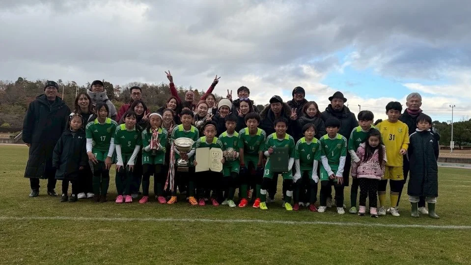 2025/12/13-14  U12
多治見カップ⚽
開会式前年度の優勝🏆カップを返し‼️
いよいよ始まる2日間‼️
初日1試合目花里FCさんとの試合
朝早くからの出発にも関わらず
選手達はやる気満々😤😤
立ち上がりから先制点‼️
守りに入らず追加点を目指して
攻めて攻めて迫力ある試合‼️
勝利をGET✌️

2試合目中津川JFCさん
1試合目の勝ちでフワフワした立ち上がり‼️
なかなかGOALネット🥅を揺らせず焦れば焦るほど1点が遠い‼️
何度もチャンスをものに出来ず
引き分けで試合終