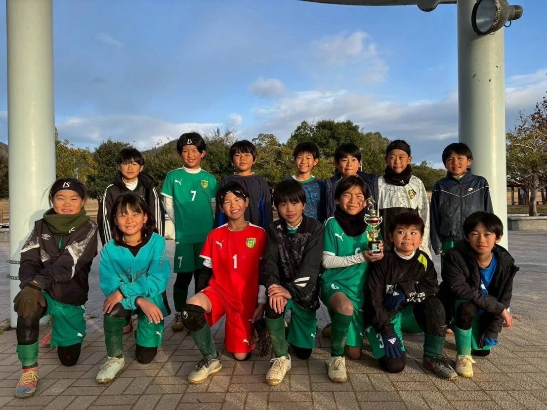 2025/12/14 修斉ウィンターカップ U-9 大会

36期生

準優勝🎉🎉
（グループステージ）
vs洛央　　6-0
vs福知山　1-0
vs下六　　7-0
（１位決定戦）
vs桂川　　0-7

毎年、交流いただいている修斉さんに、お声掛けいただき、ウィンターカップに出場しました。

直近の練習では、チームとして連動するための大事なルール（決め事）を共有し、そこもチャレンジしながら、今回は勝つことにこだわろうと気合を入れて臨みました👍

グループステージでは、攻撃陣が勢いづき、ゴー