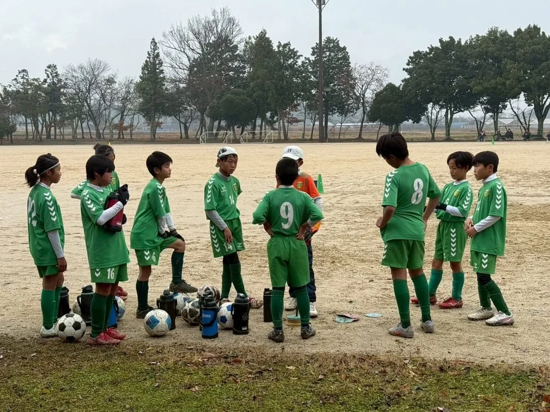 2025/12/20  U10R
ロディアさん主催の交流戦に参加しました。12分ハーフを6試合！メンバーを入れ替えながら全体のレベルアップを目指します。
試合前には、テーマに沿ってどんな事を意識するのか子供達だけでミーティング。話し合う内容もどんどん成長しています👍
試合に関しては、個のレベルが高い相手に対して気持ちで負けてしまい、自分達の力を出しきれない💦まずは、どんな相手でも全力でぶつかれるメンタルを😤
まだまだ課題は多いですが、地道に練習して来た成果が出て来ています😊体を張ったディ