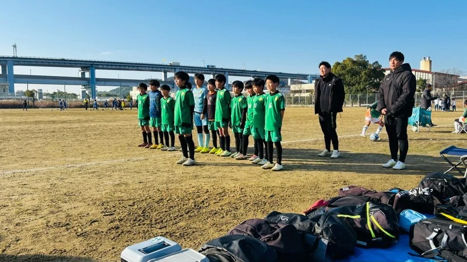 2025/12/28 U11 TM

府リーグを終え一夜明け、本日はリノさんにお誘いいただき、トレーニングマッチに参加しました。

15分ハーフを三試合＋20分一本を休憩無しの連続で戦い、鍛えていただきました。

再スタートでもあり、年内最後の活動となったTMで、結果は3勝1分け。

公式戦含め、なかなか勝てないことが続いていた中で、今日はしっかりと勝って1年を締めくくることができました。

内容的にはどんな相手にも自分達のやり方を貫くだけの意識がまだまだ足りず。

またゲームの中で今、自分達の