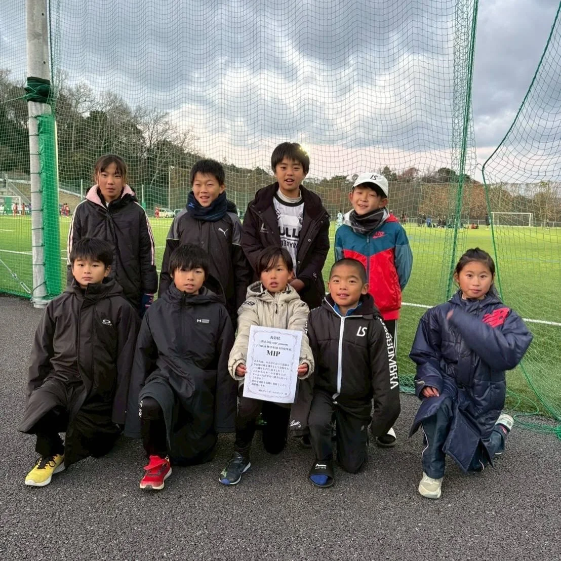 2025/12/27  U10 R
ASG主催、JUNIOR WINTER FESTIVALに参加しました。15分を8本。年内ラストマッチとなりますが、年明けのオーヤマ代表決定戦に向けてさらにレベルアップを目指します。

結果は7勝1敗。
プレースピードが全体的に大分上がってきましたが、その分、追いついていないスキルの部分がちらほら😅個々のスキルアップは必須です。

攻撃面では、これまでにない形からの得点や、ボールに関わる人数が増えた事。守備面では、粘り強い守備が出来るようになった事。すごい成
