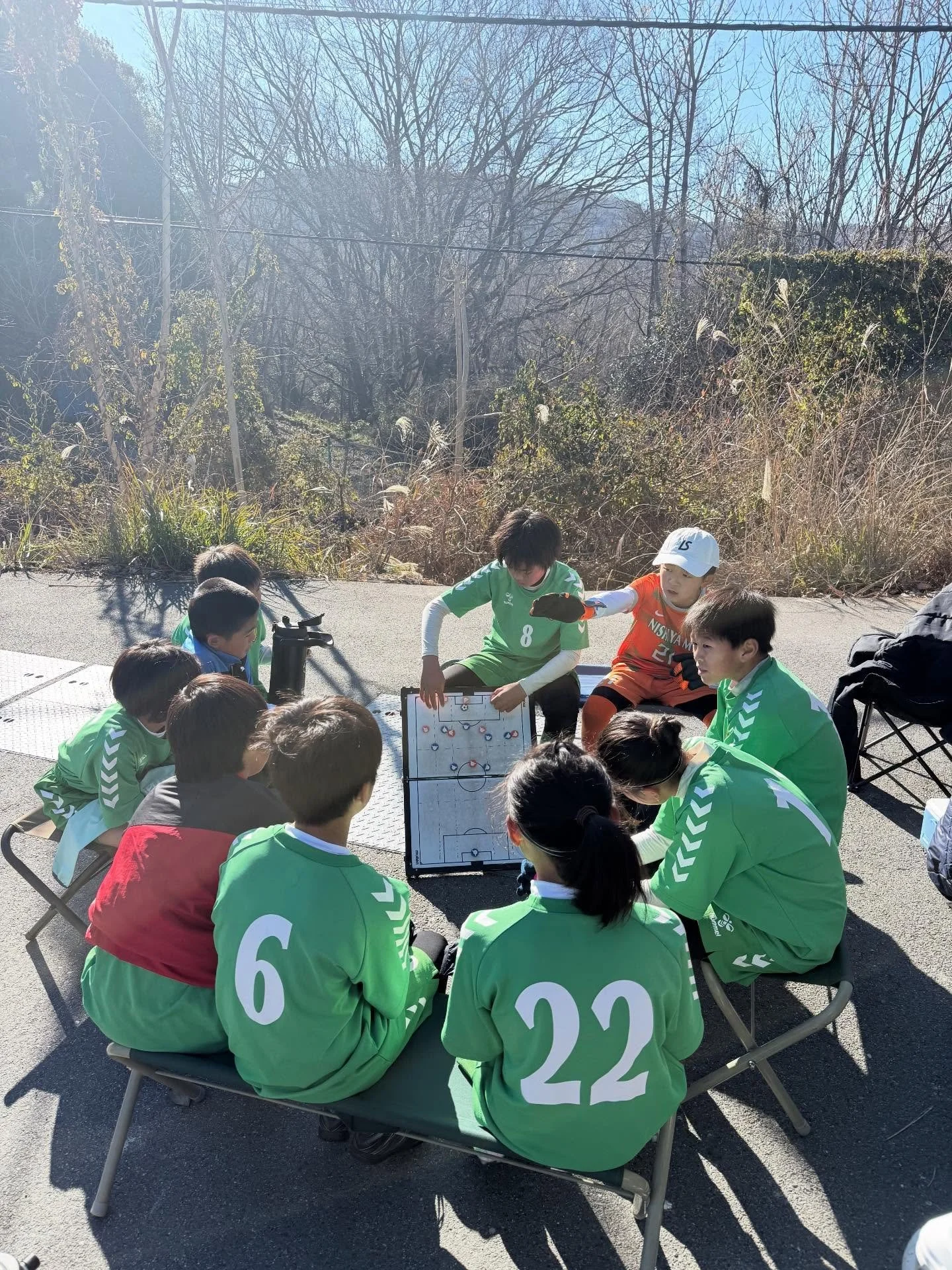 2026/1/10  U10 R
2026年の初試合はテソロ交流戦に参加しました。２週間後のオーヤマカップ代表決定戦に向けて意識を高めていきます！が、お正月の影響か動きが鈍い💦試合を重ねるごとにパフォーマンスも戻ってきましたが😅仕方ないかな・・・で終わらすのではなく、目標に向かって前進するためには何が必要なのか？この3連休でしっかりと自覚してもらいます。

25分を4本と20分を2本！しっかりと鍛えてもらいました⚽️格上の相手に対してどう戦っていくのか？足りないものは何で、どう補っていけばよ