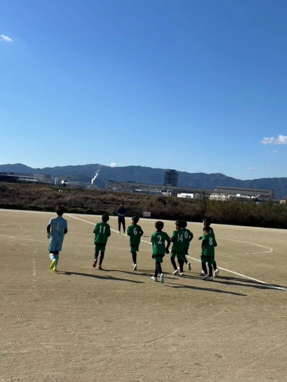 2026/1/12 U11 TM

本日は深草さんにお誘いいただき、トレーニングマッチに参加してきました。

深草さん、東宇治グーニーズさんと、20分一本&times;4本お相手いただきました。

西山としてはこの土日に新たなテーマを設定、二日間しっかりとトレーニングした中で、それをゲームで表現するためのトレマ。

しかし、明確に提示したつもりが、上手く伝わっていなかったコーチとしてのミス。
また、選手達自身も意図を汲み取ったり、イメージする部分の力不足。

それをピッチの内外で擦り合わせながら