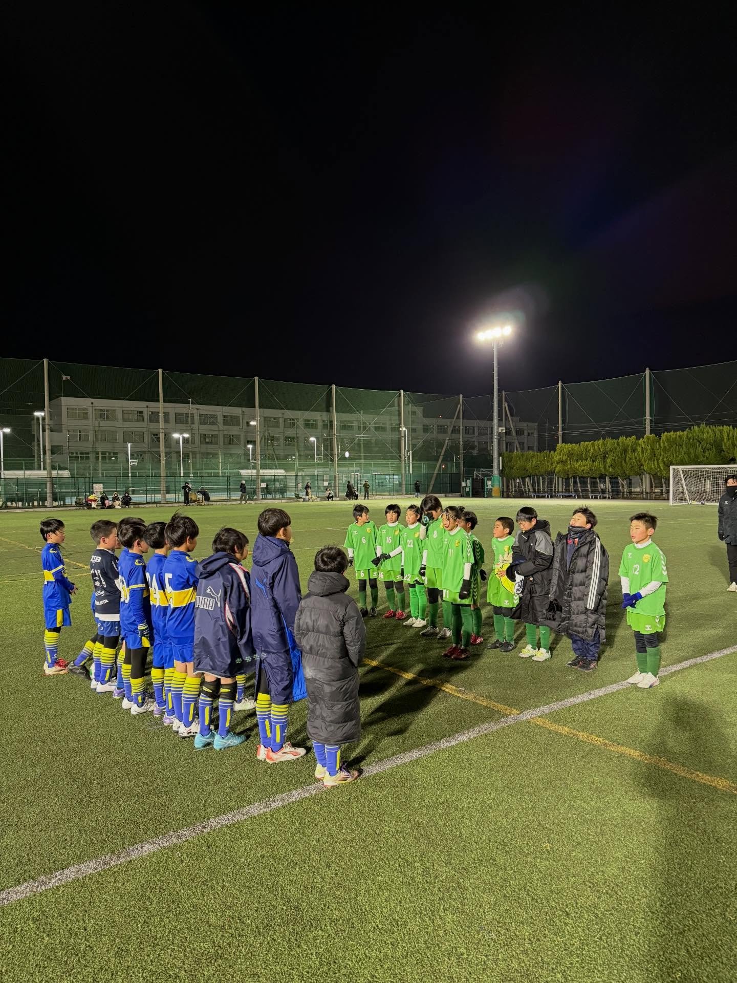 2026/1/11  U10R
3連休の2日目は、午後から練習をした後に高槻まで。KONKO  FCさんにお誘い頂きナイターでのTMでした。初めてのナイターでのゲームにテンションアップ！めちゃくちゃ寒い中でしたが15分を5本頑張りました⚽️キーパーのケガもあり、みんなでキーパーも回しながらでしたが、キーパーを任された子供達の新しい発見がたくさん😊見える景色が変わることでプレーの幅も広がりました。

まだまだ伸びしろたっぷりの子供達です！

お誘い頂きましたKONKO FC様、ありがとうございま