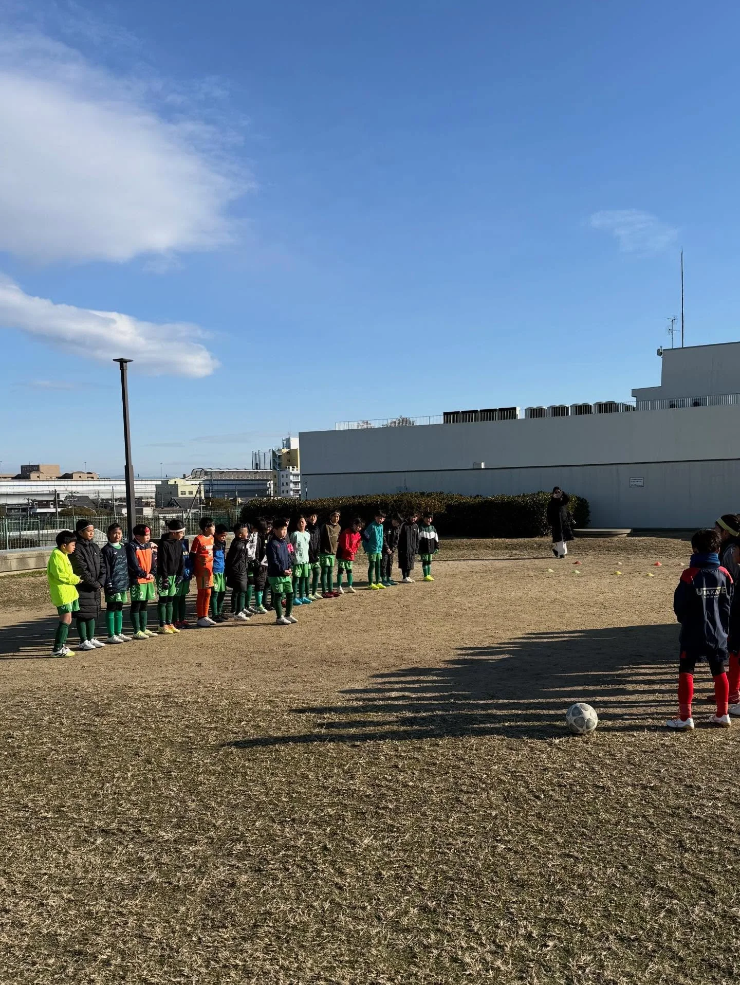 2026/1/12  U10
3連休の最終日はURAKAZE FCさんにお誘い頂きTMへ。15分ハーフを3本(Rは15分おかわり😁)

Nチーム
ボールを触りながら運動量を意識したトレーニングの成果が少しずつ😊走り負けない！当たり負けない！シーンも多く、1勝1分1敗の結果でした👍継続は力なり！まだまだ伸びるよ！

Rチーム
ボールを保持しながらよいテンポでボールを回せる場面もみられましたが、まだまだ余裕のないプレーが多く、意図的にゴールへ向かえる場面が少ないです。これは止める・蹴るの全体的