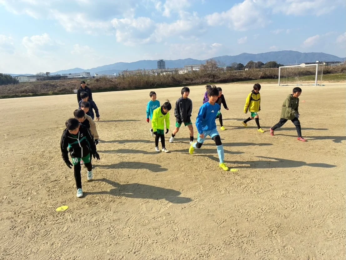 2026/1/24  U11
本日は翔鸞さんにお誘いいただきトレーニングマッチを行いました。

15分ハーフ3試合
10分ハーフ1試合
PK戦

最近取り組んでいるテーマを少しずつではあるが、出来るようになってきました。

失敗はつきもの。
トライアンドエラーで、試合の中で色々なコミュニケーションが取れるようになってきたのは成長の証。

ただやはり一つ一つのプレーの質には課題が残る形に。

止める蹴る運ぶ
サッカーの基本動作。
ここの質を高めないと自分たちのリズムが中々作り出せない。
そして試合
