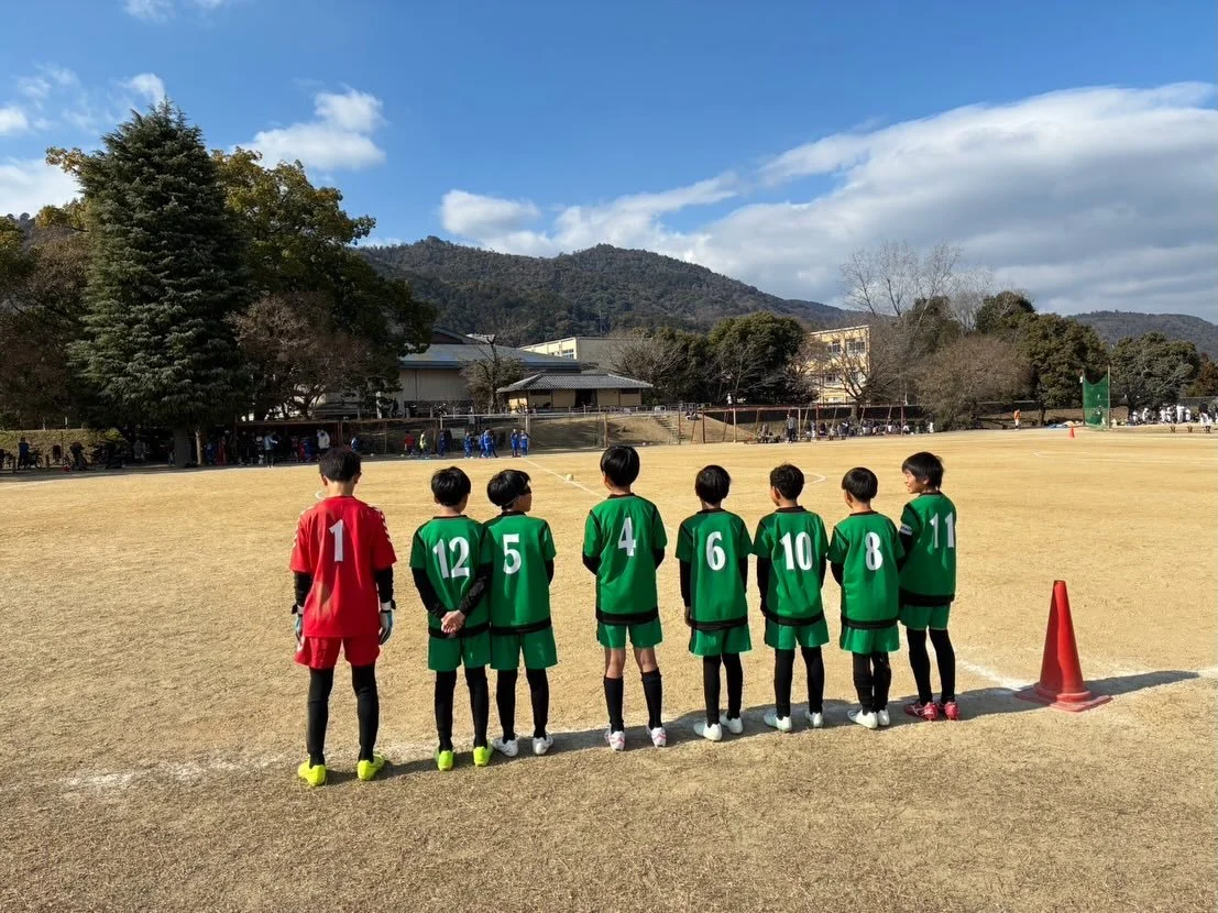 2026/2/1 U11 TM
vs ボルト嵐山さん

本日はボルト嵐山さんにお誘いいただきトレーニングマッチ。

20分ハーフを三試合。

体調不良など欠席もおり、10人での戦いだったため体力、雰囲気共に少し心配でしたが、始まってみれば全く問題なく、頼もしくなったなとしみじみ思いました。

先々週の桂川カップで浮き彫りになった課題に、いつもとは違ったポジションも試しながら全員で取り組み、新たな方向性を示すことができました。

これまで積み上げてきたことがこれから何に繋がり、どうなっていくのか少