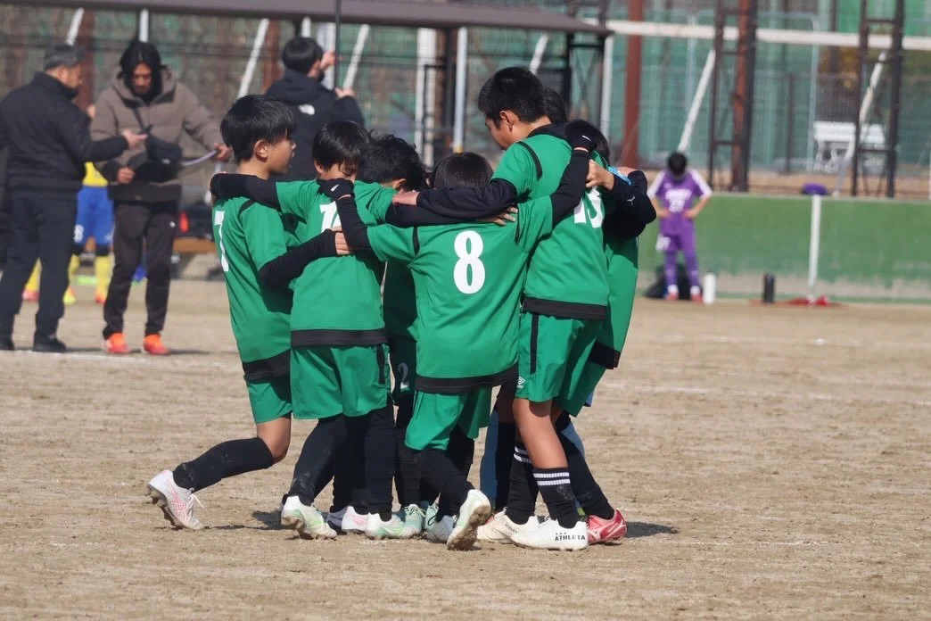 2026/2/14 U11 
市長杯1日目
予選トーナメント

U11の集大成となる、楽しみにしていた大会の1日目。

予選
vs クレストさん　1-1（PK）◯
vs 西陣中央Wさん　1-0◯
vs 常盤野さん　0-4&times;

結果、2日目は2位トーナメントに進むことが決まりました。

当日は正規サイズよりも小さなコートでの速い展開にバタつき、相手に合わせて縦ばかりになってしまい、最近取り組んでいるボールを動かしながら攻めるという部分に課題が残りました。

もちろん、環境に適応し、合わ