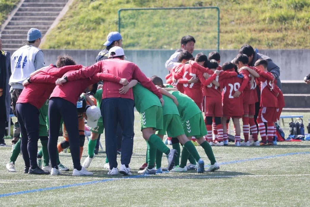 2026.2.21  U10 R
目標にしていたオーヤマD.Bカップ府大会。府大会の舞台で自分達がどこまで戦えるのか試せるよい機会です。
初戦の相手は、これまで何度も対戦している葵さん。もう少し後で対戦したかったというのが本音です😭

全て相手が上だということを確認したうえで、自分達が今出来ることを確認。アップも良い感じで終え、いざ試合へ。集中した立ち上がりで相手をペースに乗せず。一瞬の隙をついて裏に抜け、ビッグチャンスもゴールならず。

次第に運動量に勝る相手のペースに。こちらの左サイドを縦