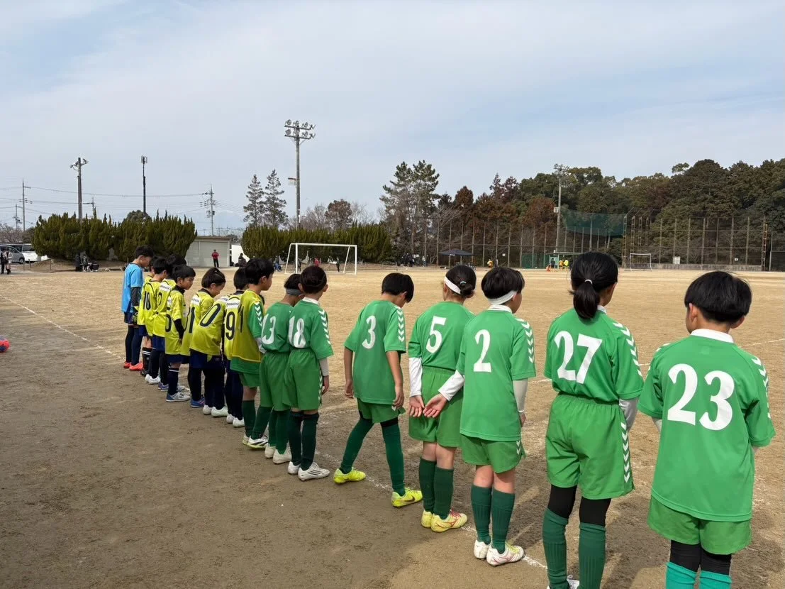 2026/2/14  u10 Nチーム
本日もFC EDENさんにお招きいたたき、カップ戦に参加。

先日の反省、課題をテーマに全試合、『走りきる』と意気込んで臨みました。

1試合目、先日とは全くの別チームと思うほどの運動量で全員が前に推進するこれまでで1番の内容のゲームでした。
2試合目も前半までは1試合目の運動量そのままに躍動してくれましたが、徐々に体力切れ。なんとかふんばりPK戦までもつれ込みましたが、残念ながら敗戦し、3位決定戦に。

最後はタイトルを取りに行くぞと臨みましたが、走り切