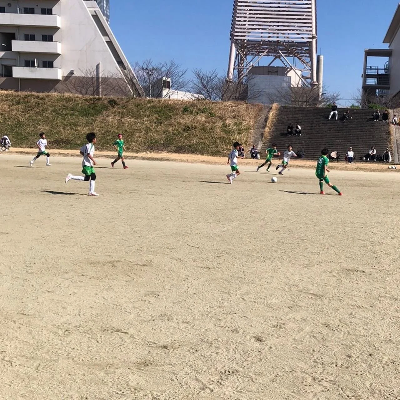 2026.2.22  U-12

今日はウラノス様とトレマをしました。

2月とは思えない暑さの中ひたすらゲームをしました。

内容は悪くなかったけどやっぱり最初の入りが&hellip;💧
アップの時からしっかりヤル気スイッチを入れないと。

それもチャレンジやで。
どんどんトライ&amp;エラーしていきましょう。

最後に送迎していただきました保護者の皆様、
トレマに誘ってくださいましたウラノス様。

ありがとうございました🙇&zwj;♂️

これからも西山FCをよろしくお願いします😊
