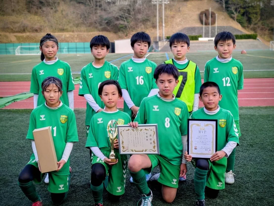 2026/2/14  U10 R
Copa Jewelsに参加しました。来週のオーヤマカップ府大会に向けて今日もレベルアップ！

予選グループは15分1本というレギュレーションの中、2試合ともしっかりと勝ちきり1位通過。試しのシステムも良い感じでした。
準決勝からは12分ハーフ。先週に引き続き、都合で主力2名が抜けた中での2試合。チーム力が試されます。準決勝は上手くボールが繋がらない中でも、決めるところをしっかりと決めきり勝利！

決勝戦の相手はみんなが気持ちを全面に出して戦ってくる相手。案の定