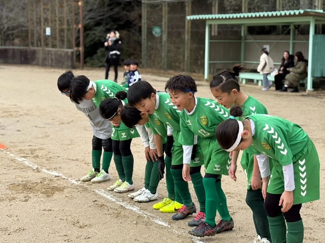 u10 Nチーム
FC EDENさんにお招きいたたき、カップ戦に参加。

これまでやってきた事が少しずつゲームで出せる様になってきましたが、今日の相手の前ではレベルの差から、全く何もさせてもらえず・・・。
自分たちの現地点を知る良い機会になりました。
頭では少し理解してきてますが、強度の高い相手になると、圧倒されて、スタンドプレーと蹴るだけで終わる悪循環。

試合の合間に、やりたい事ができない原因について、話をしましたが、そろそろそこにも自分たちで気づいてできる様になろう！

着実にできることは