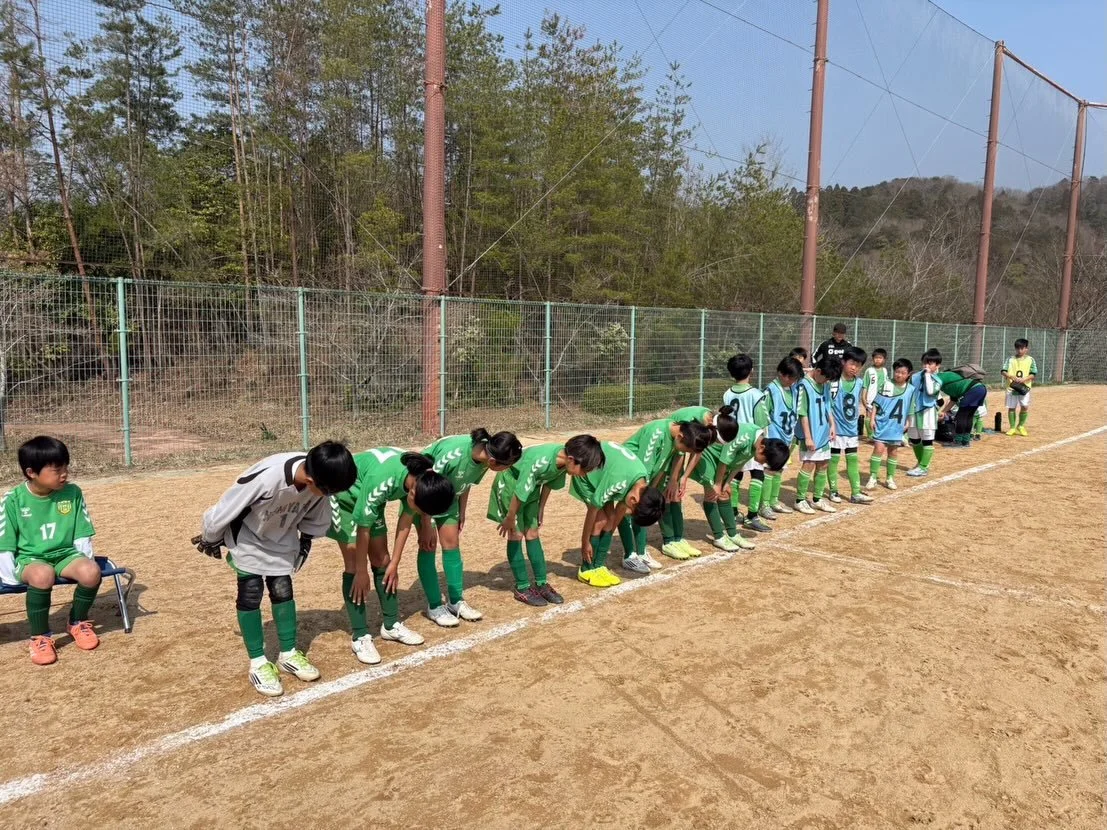 2026/3/29  新u11N
今日は修斉カップに参加しました。

結果は1勝3敗の8位。
この一年の集大成として臨みましたが、なかなか結果に結びつかない歯痒い内容でした。
コーチ達から言われてる事は頭ではインプットできてる子たち。でも、フィールド上だとそれもどこかに置き忘れていた様なプレー・・・。
結びつけるって難しいねぇ。
今日もたくさんの課題が見つかったと思います。
力の差がそこまで無くても、ちょっとした事で、点差が大きくついてしまうのもサッカーです。逆に言えば、君たちがそうなれる可能性