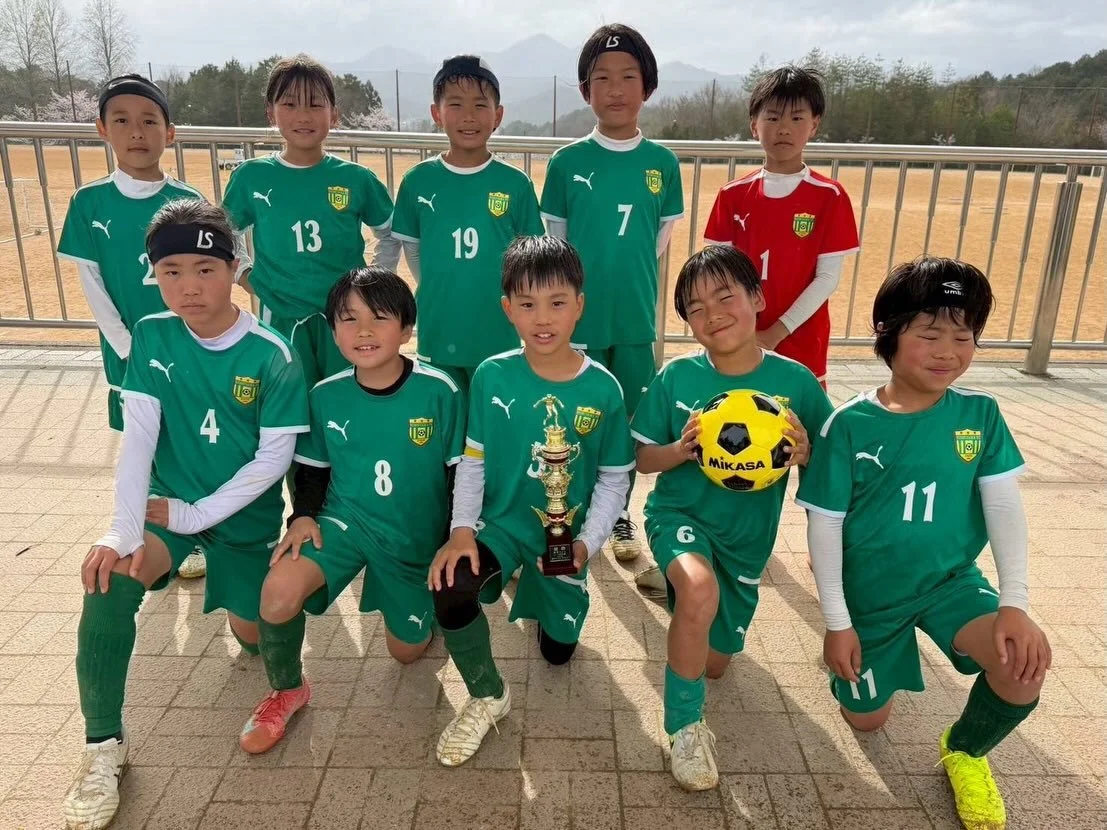 2026/4/4 修斉スプリングカップ U-10 大会

36期生 Oチーム

🏆🏆優勝🎉🎉
vs下六　　　9-0
vsあかしあ　3-0
vsうりぼう　4-1
（１位決定戦）
vs箕面豊北　1-1（PK戦6-5）

日頃よりご交流いただいている修斉さん主催のスプリングカップに出場しました。

天気予報は一日雨でしたが、最後まで本降りにならず、もってくれてよかったです。修斉さんの開催のご判断に感謝🤩

さて、これまで取れていない修斉の優勝カップ。

なんとしても持って帰ろうと気合い十分。