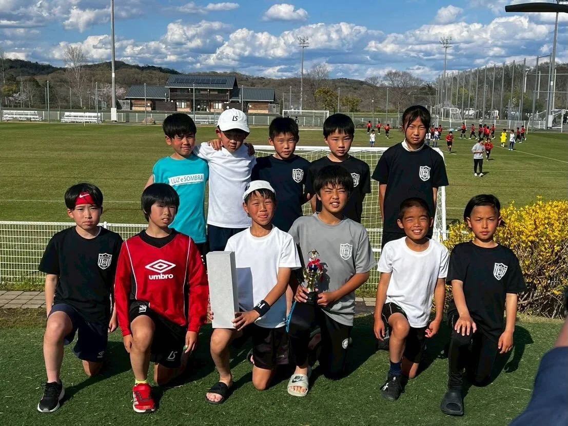 2026.4.4-5  U11 R
ジンガカップ2日間大会に参加しました🏆
1日目こそあいにくの雨でしたが、天然芝の素晴らしいピッチでたくさん試合をさせて頂いきました😊

1日目　グループリーグ
VS  神戸FC  1-1  draw
VS  天川　　　　　　0-0  draw
VS  パスィーノ伊丹　2-0  Win
VS  長岡京SSW  4-0  Win

2勝2分　得失点差により2位通過。雨の中の試合。入りの悪さが全てだった1日目。決めれる場面を簡単に逃し、自分達を苦しめる結果に。あ
