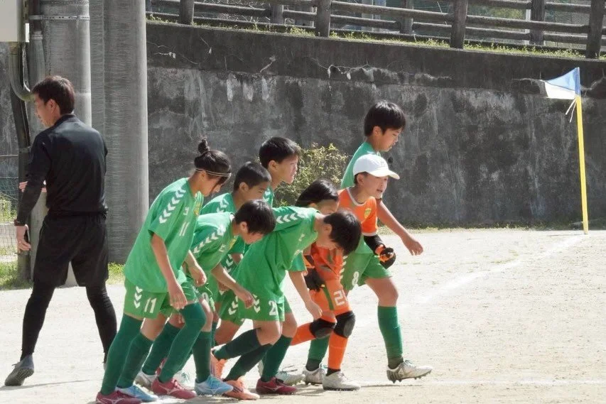 2026/4/12  U11R
京都建物杯U11西1部リーグの1・2節でした。オーヤマカップ敗戦からこれまで、府外のチームとたくさん試合を重ね、サッカーの経験値を高めてきました。様々なシチュエーションに対してどうプレーするべきなのか？引き出しを増やしてきた1ヶ月半。自分達がどれだけ成長出来ているのか現在地を知る良い機会です。

第1節　
対　太秦B  5-0
立ち上がりから相手コートでサッカーをしようとkickoff。ファーストチャンスをものに出来ず、PKも失敗🥲嫌な流れになりそうでしたが、C