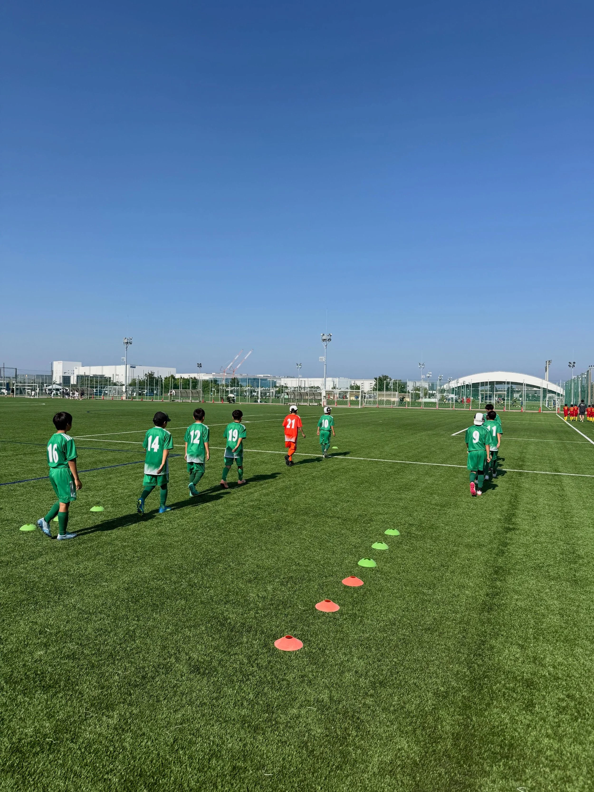 2026/5/17  U11 R
投稿が遅くなりましたが、VOICEさん主催のJ-Greenスプリングカップに参加しました。

グループリーグ
VS  センアーノ神戸B  1-1
VS  SC  ACHT  6-0  得失点差で1位通過
順位決定
VS  ジンガ三木  2-4  2位トーナメントへ

VS  AVANTI茨木A  2-0
VS  ISS FC A  1-4

20チーム中の6位でした！

様々な特徴のチームとたくさん試合が出来ました。どんな相手でも自分達のサッカーが出来る事を目指