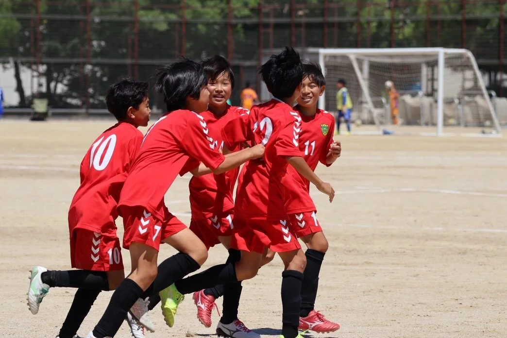 2026/5/30 U12西地区リーグ
第九節、最終節

この二試合は必ず勝つこと。
それでも目標を達成できるかは他力。
だけど、今できることは全てやり切って終わろうと。

第九節
vs桂Gさん　2-0◯
ここ数ヶ月で最高の内容。
全てが繋がった時のこのチームは、こんなにも良いサッカーが出来るようになったのかと思える素晴らしいゲームでした。
下手な小細工はせず、これまでやってきた自分達のスタイルを出すこと。ピッチの中でも常に話し合い修正する姿は本当に頼もしかったです。これが本来あるべき姿。

最