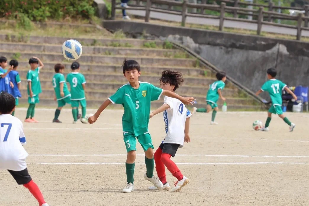 2026/5/24 U-10 リーグ2026京都 西ブロック
第一節、第ニ節

36期生 Oチーム

第一節　vs花園  3-0 Win
第二節　vs クインス　0-1 Lose
リーグ戦初勝利

ついに36期生の公式戦が幕を開けました。

今日は1勝1敗

公式戦、初勝利おめでとう🎊

公式戦といえど、やることは変わりません。
今までやってきたことをしっかり出し切ること。
そして、これからも地道に一つ一つ積み上げていくこと。

まだ始まったばかり。

相手の方が上手だった部分は、少しでも良い