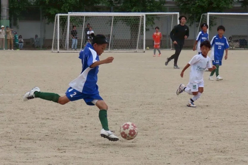2026/5/23 ウラノス京都大会　U-10

36期生 Oチーム

🏆🏆優勝🎉🎉
vs向日市  1-0 Win
vs 西山T 0-0 Draw
vs桂川 6-2 Win
vsウラノス京都 10-1 Win
vsヴェルベント2nd 3-0 Win
vsヴェルベント1st 2-2 Draw

ウラノス京都さん主催のカップ戦に出場しました。

結果は4勝2引分で優勝🏆

一人ひとりの技術が高いチームとの対戦もあり、強度の高い試合を経験させていただきました。

今日は、初心に戻って、まずは