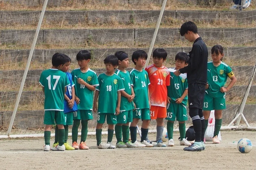 2026/5/24 U-10 リーグ2026京都 西ブロック
第一節、第ニ節

36期生 Ｔチーム

第一節　vsウエスト　1-1draw
第二節　vs リノ　　　1-0win
リーグ戦初勝利

ついに36期生の公式戦が幕を開けました。

Ｔチームは1勝1分

公式戦、初勝利おめでとう🎊

公式戦で緊張してしまった選手もいましたが、良い緊張感を持って試合ができたと思います

どんな相手でも、普段の練習の成果を出して、好きなように、自由にチャレンジできる場にしていこう！

その中で、チームの決ま