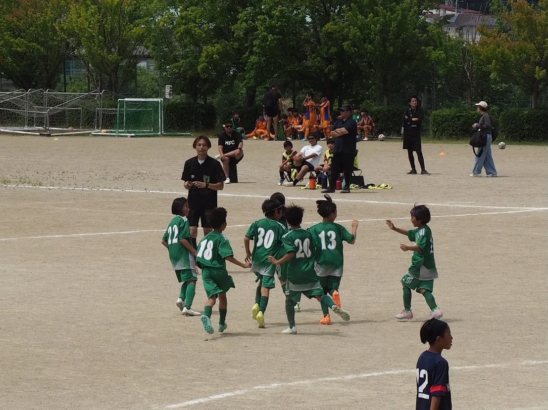 2026/5/31  U11 Nチーム
リーグ戦第5節。
結果、1分1敗。
VS桂川R  ドロー
先週のカップさんで0-4と大敗していた相手にさっそくリベンジのチャンスでした。
残り1分まで1点リードしてましたが、今のNチーム最大の課題である「浮き玉の処理』ができず、痛恨の失点でドロー。
2戦目は
VSズイーガ  LOSE

1試合目とは別チームのようにスタートから全く足が動かず劣勢のゲーム展開から失点を重ね大敗・・・。

収穫としては、これまでなかなか点の取れないチームだったのが、毎試合、ゴー