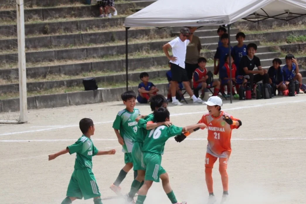 2026/5/31  U11 R
京都建物杯U11サッカーリーグ　第5・6節
VS  アンフィニW  6-0  Win
VS  アンフィニB  2-0  Win
現在6戦6勝

この日は2試合ともアンフィニさんとの試合でした。これまでのトレーニングで培ってきたボール保持に加え、守備での連動も意識して臨みました。

1試合目は前からの守備でボールを奪い、早い時間に先制点！追加点も奪い勝利！決めないといけない場面もたくさんあり、そこはまだまだ課題です。

2試合目、同じく前からの守備を試みますが、し