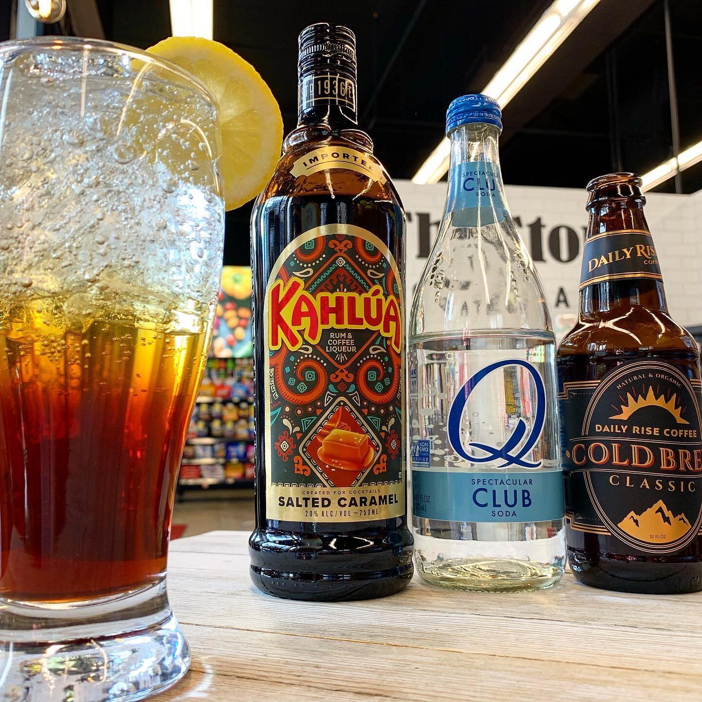 Kahl&uacute;a Cold Brew Soda🧋
_
Happy Thirsty Thursday! 
_

Today we mixed things up and created this beauty, a Kahlua Cold Brew Soda! 
_
Ingredients: 
_
1 1/2oz Kahlua
_
Half a cup of Cold Brew Coffee @dailyrisecoffee 
_
Top off the drink with a lo