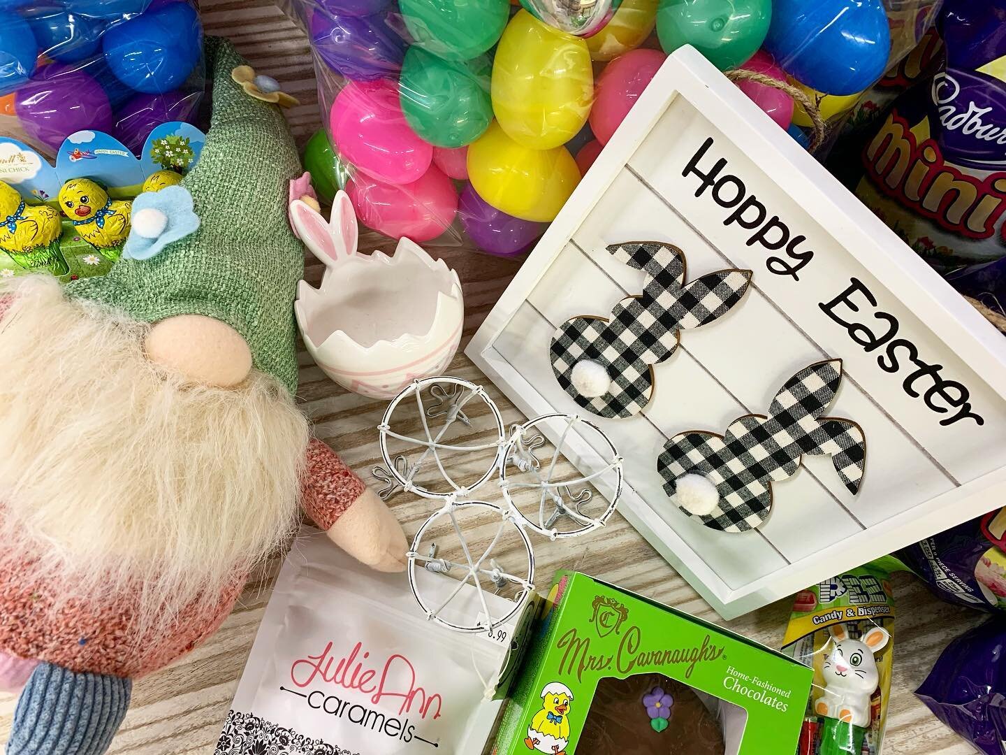 Give yourself and family an #Easter to remember and...HOP...on into The Store to grab some of the cutest Easter candies and decor around! 🐇
_
#easter #easterdecor #easterbasket #eastereggs #Chocolates #locallove #Supportlocal #TheStore #Holladay