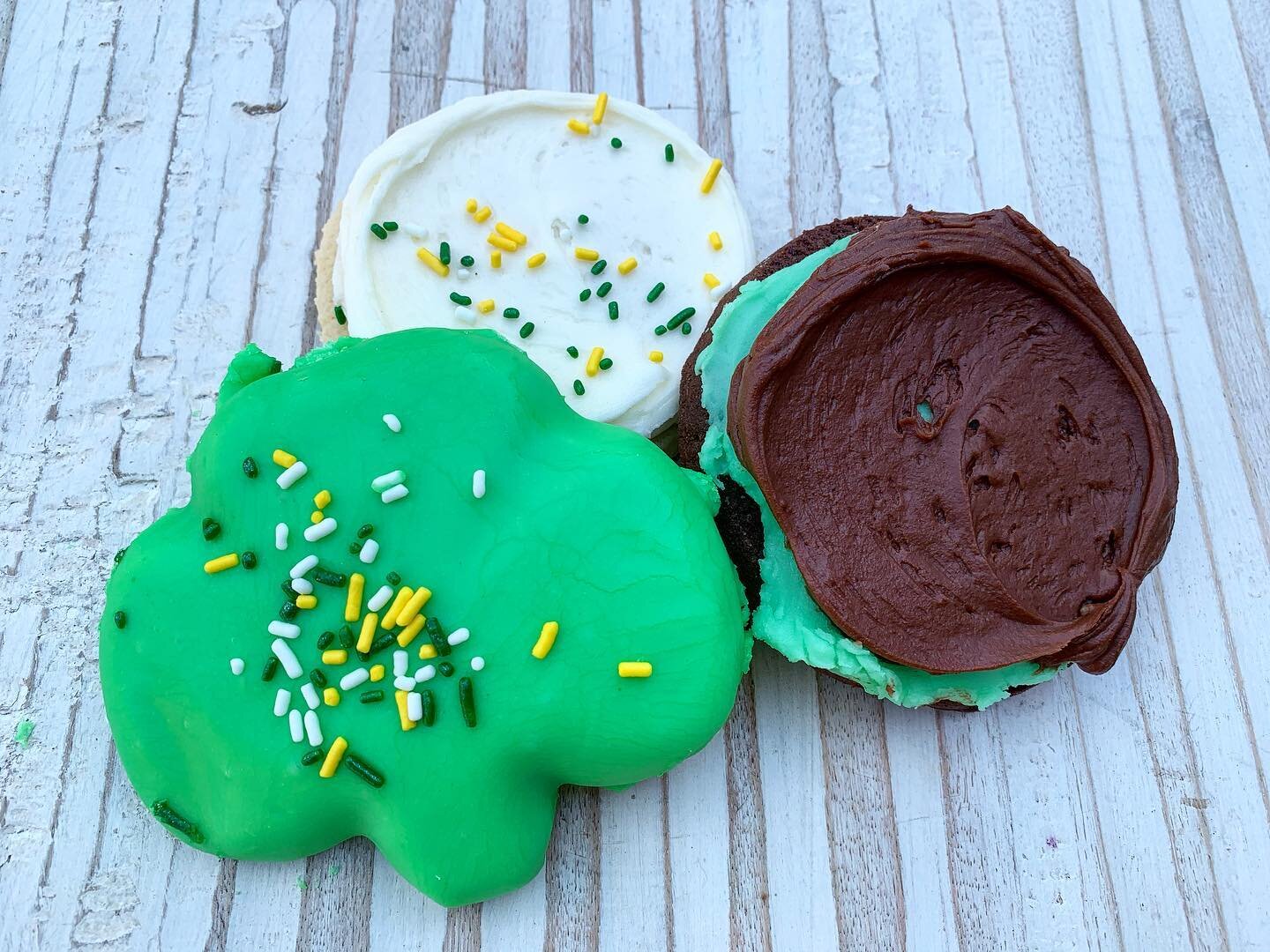 🇮🇪Happy St. Patrick&rsquo;s Day☘️
.
If you&rsquo;re not wearing green today then you better come swipe one of these delicious green / St. Patrick&rsquo;s Day cookies! 
Don&rsquo;t wanna get pinched 😉
_
We also carry some freshly baked Rye and Marb