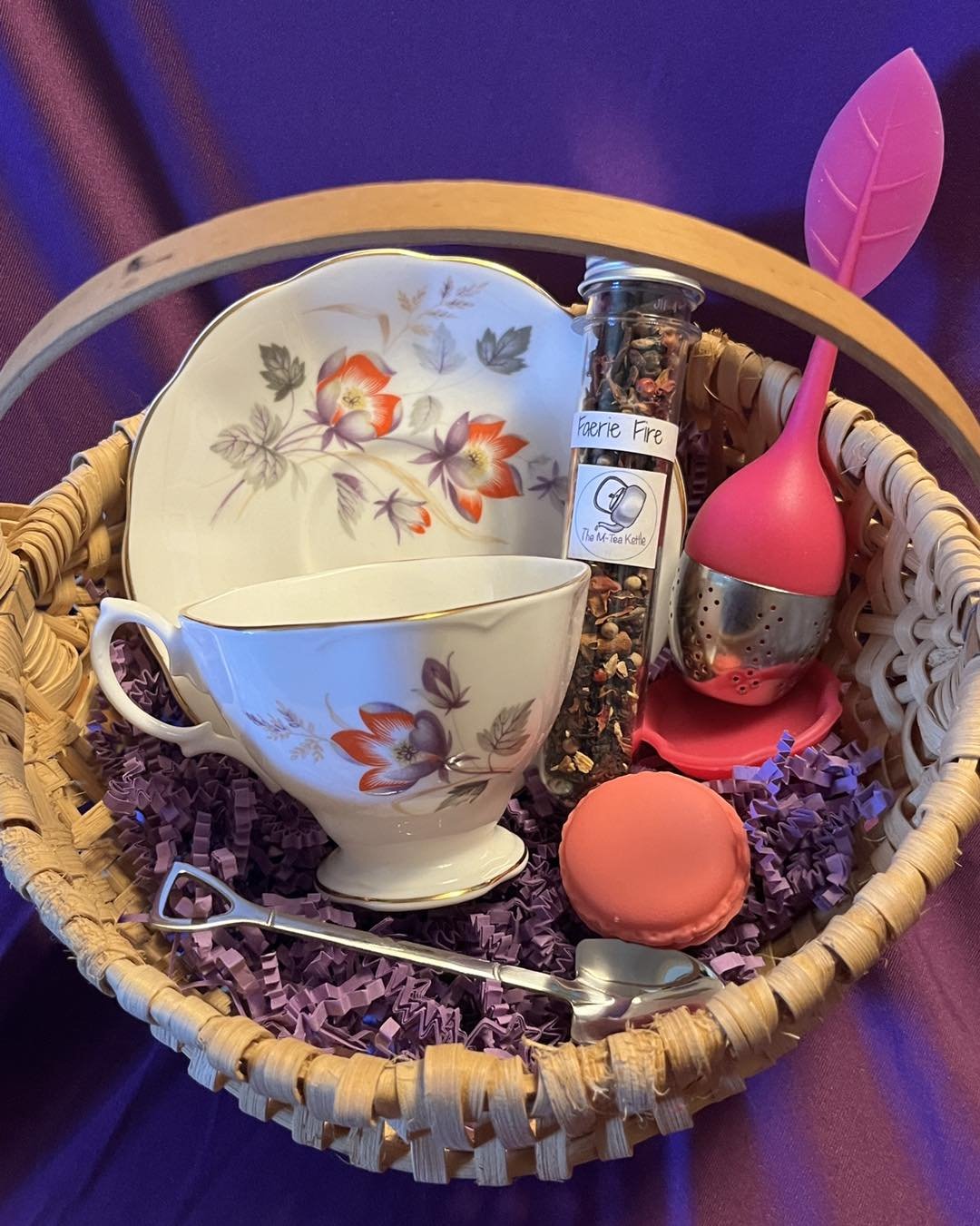 Wanted to show off these beautiful gift sets!! 
.
.
#mteakettle #tea #teatime #witchyvibes #looseleafteashop #nerdytea #looseleafteas #artisantea #dndtea #witchythings #pixelsapothecary #teashop #looseleafteablends #witchystuff #herbaltea #looseleaft