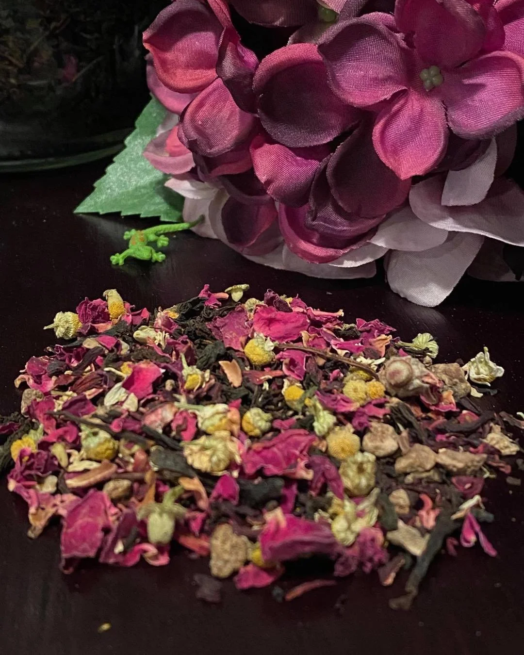 This past market someone suggested to have a gift set with the group of teas I’d recommend for people just getting into loose leaf. So…here it goes these are the 4 I would suggest.
🌹 Soul’s Fire- An Earl grey blend with hibiscus