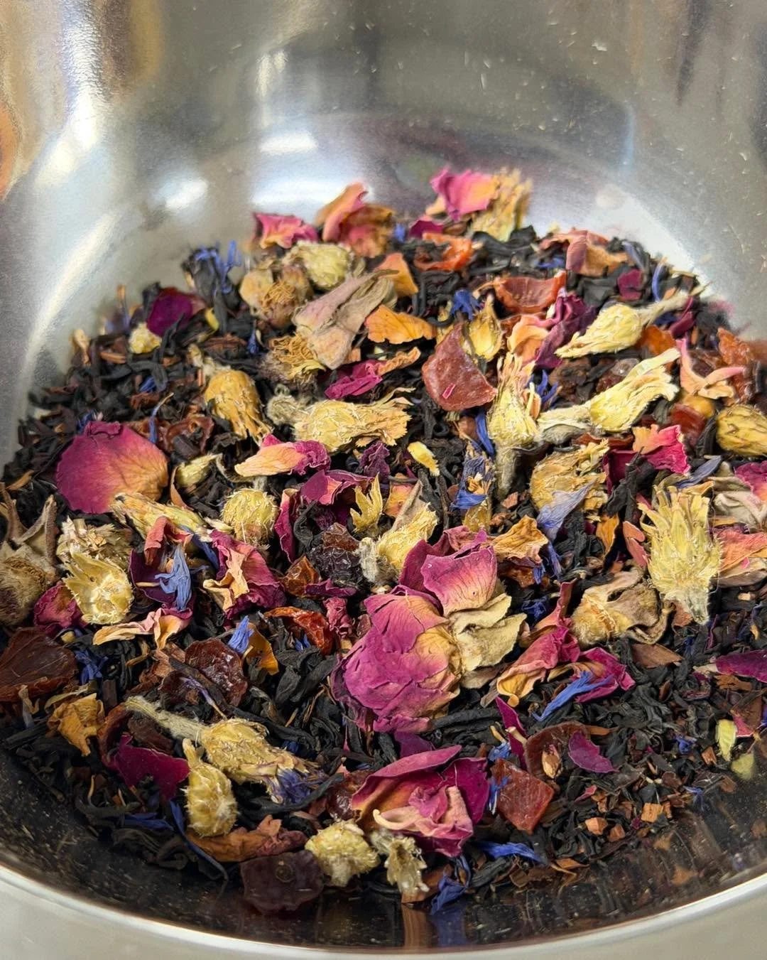 New blend…but who for?? Are you ready to see this collab??? 
#tea #teatime #witchyvibes #mteakettle #looseleafteashop #nerdytea #looseleafteas #artisantea #dndtea #witchythings #pixelsapothecary #teashop #looseleafteablends #witchystuff #herb