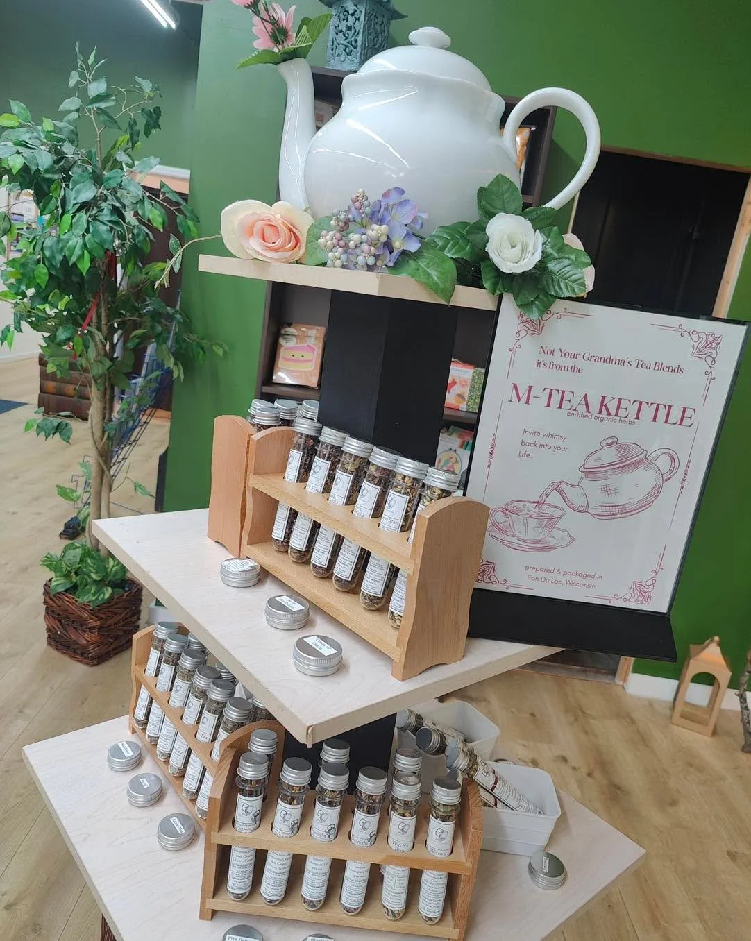 Did you know you can find our teas in Fort Atkinson?! At a lovely new bookstore called Tattooed Tree Books!! 

Look at this beautiful display!!! 

#mteakettle #bookshop #bookishteas #teatime #artisan #artisanmade