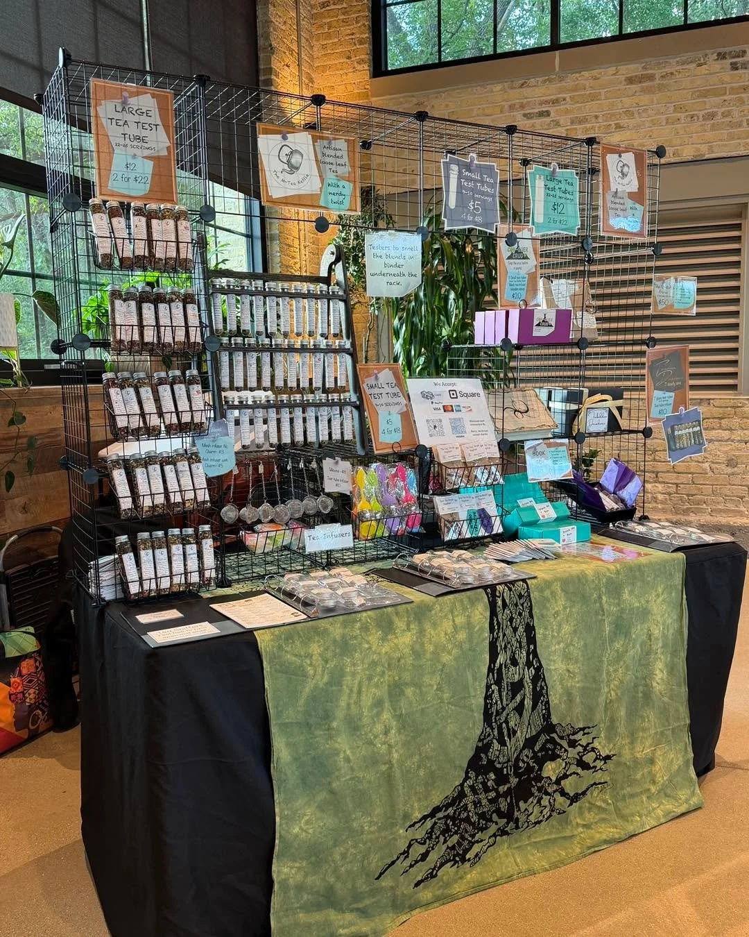 So you&rsquo;ve seen my display be multiple tables&hellip;what happens when you shrink it to one table?!? 

You get this adorable set up!! 

We will be at chizucon next Saturday the 19th with this display!! 

#mteakettle #convention #chizucon #loosel