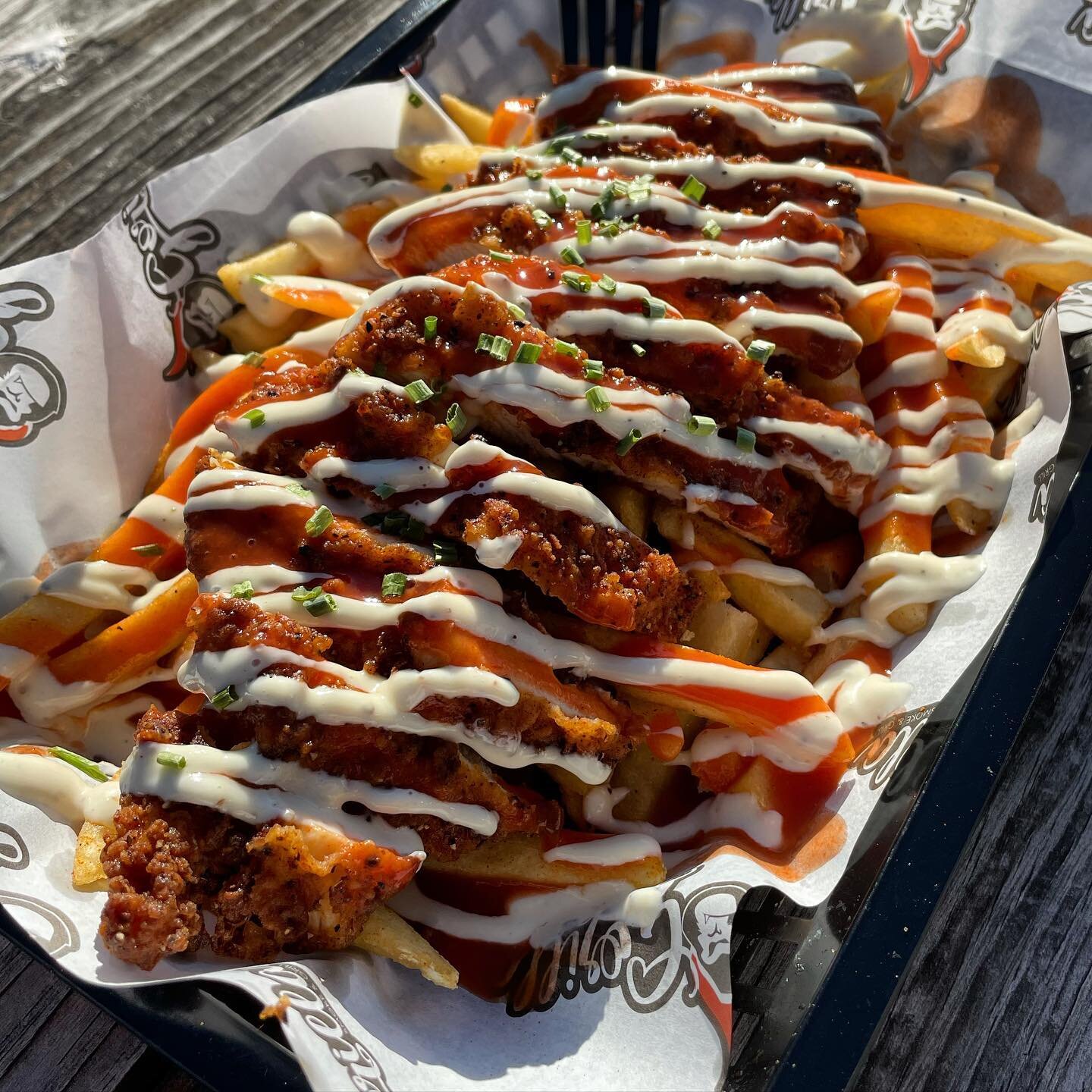 Son hermosas 😍 lo s&eacute; 😙exquisita pechuga de pollo ba&ntilde;ada en salsa buffalo y Ranch en una cama de papas crujientes 🤤 Buffalo Fries !! a delicious chicken breast in strips, on a bed of french fries, with the famous buffalo sauce and our