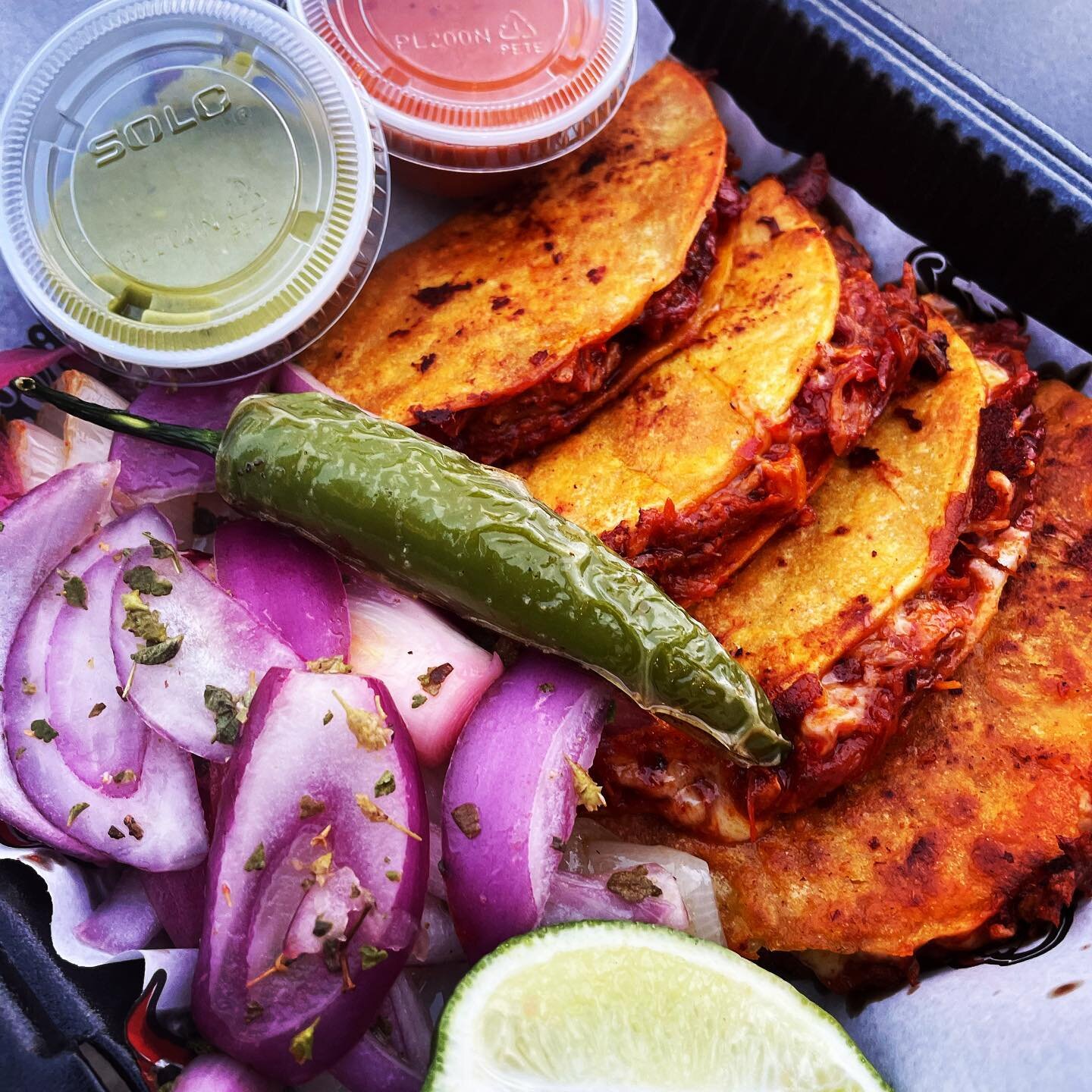 Cochinita Tacos !!! Simplemente hermosos y delicioso 🤤 ven y cena con nosotros en 📍3301 San Bernardo Ave. O para recoger al ☎️ 956-415-6011 ..