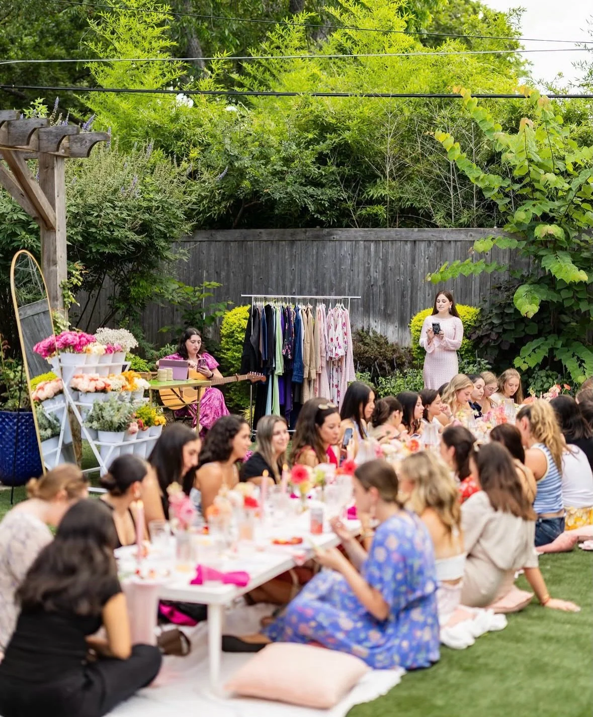 The perfect way to celebrate summer ☀️&nbsp;We&rsquo;re OBSESSED with this custom luxury picnic, featuring fresh florals by @eastdallasflowerco! 🌷

#dallaspicnic #dfwpicnic #dallaseventplanner #thingstodoindallas