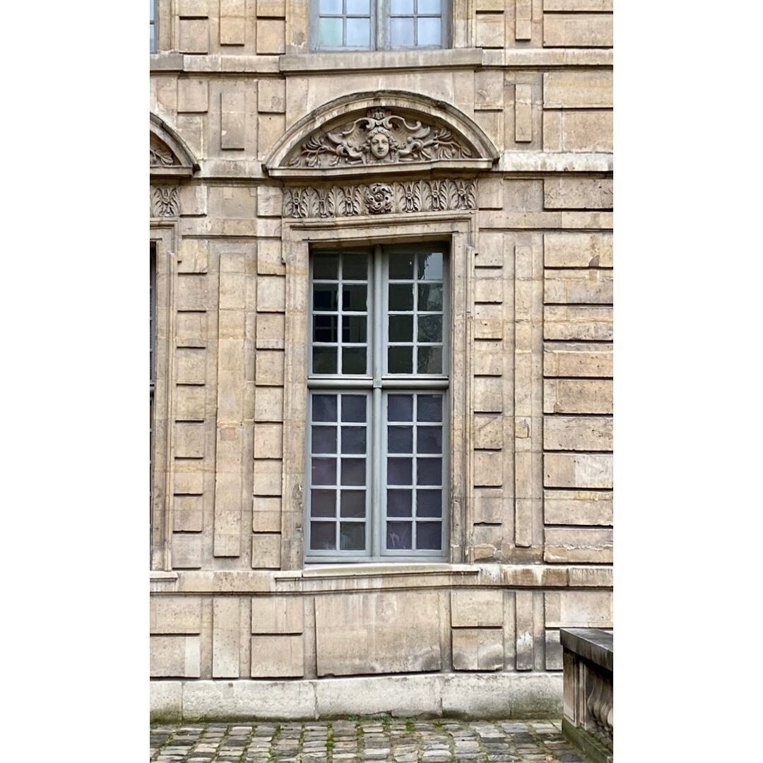 So off that it&rsquo;s... so right? Chez #hôteldesully 🏢 #somethingsoffhere #paris #hôtelparticulier #askew #windowsofparis #lemarais #historicpreservation #louisxiii #placedesvosges
