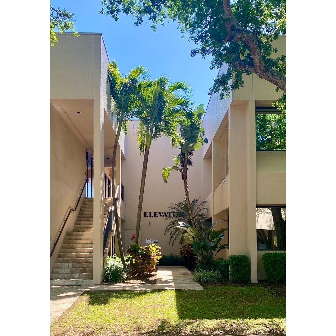 Balmiest elevator lobby I have seen to date, located on the aptly named Easy Street. #indooroutdoorliving #palmtrees🌴 #officepark #80sarchitecture #PoMo #postmodernarchitecture #theoffice #thepalmbeaches #elevatedliving