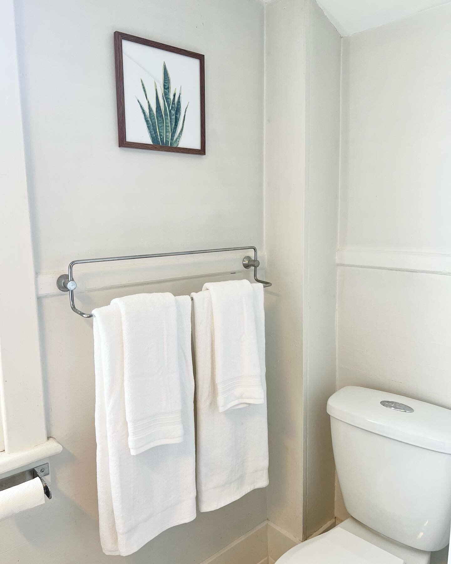 A little vignette of a bathroom. Is there anything that a little art and fluffy towels can&rsquo;t do? Swipe for the before image.