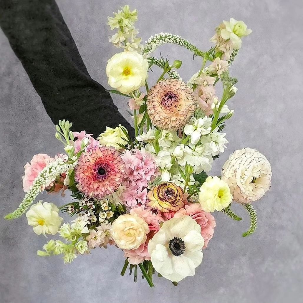 I so enjoy working with unique color palettes, and it has been pointed out to me that I am 'not a simple ingredient florist,' and generally speaking, that holds true. There are always a lot of interesting things to look at in my floral designs.

I lo