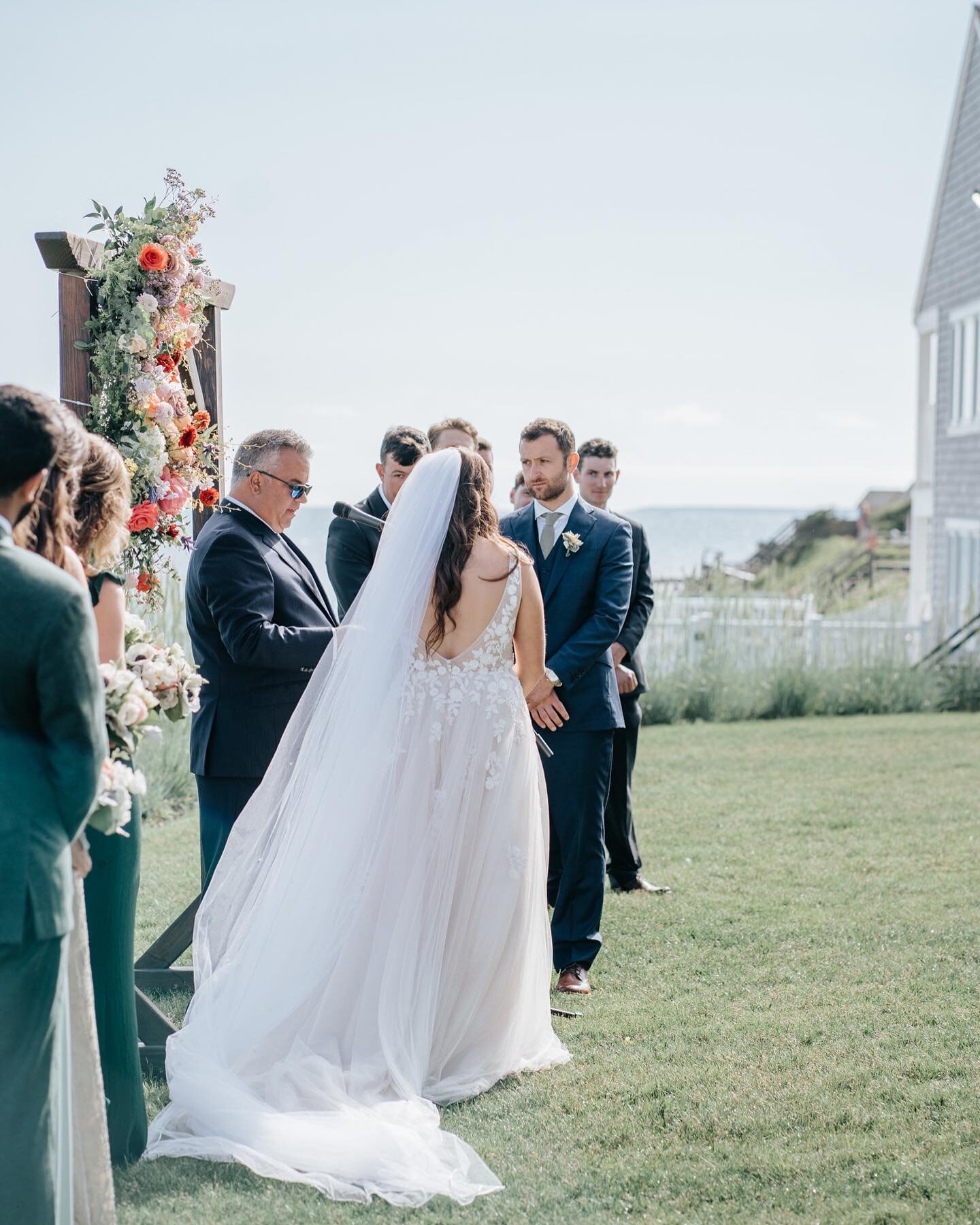 It was a close call but 53% of you wanted to see some ceremony love! So let&rsquo;s bring it back to the ocean, sun and pops of color to die for in those florals at @pelhamhouseresort last summer

Thank you to @abbietylerphoto for having me! #capecod