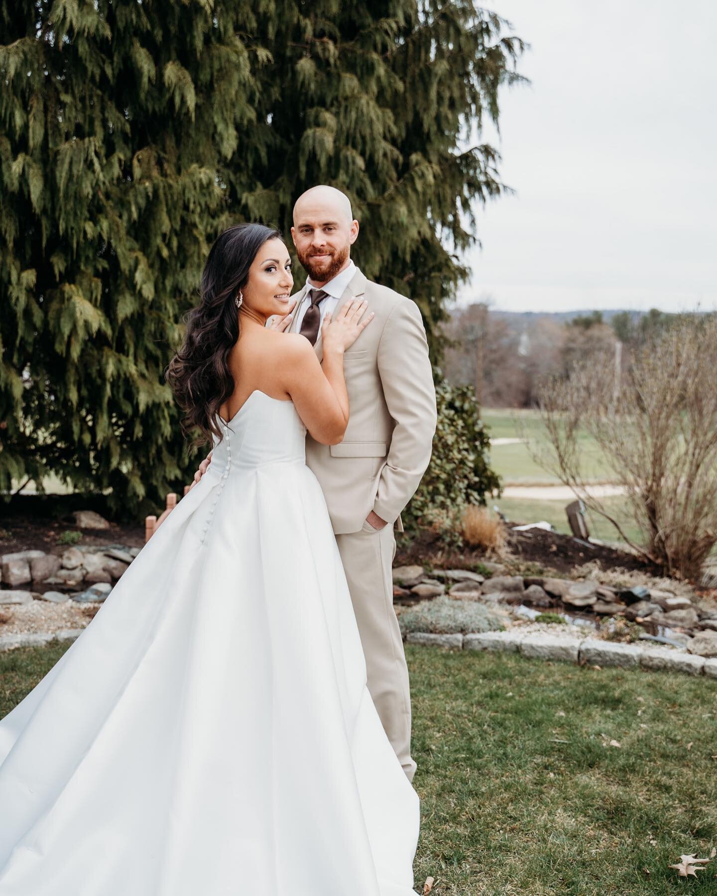 Finally sharing some of the sneak peeks of my first wedding of the year. Wedding season started off with a good one because of these two 🤍

Venue | @kirkbrae 
Hair &amp; Makeup | @shelbywhite_hmu 
Gown | @alexandrasbridalboutique 
DJ | @eduardoalves