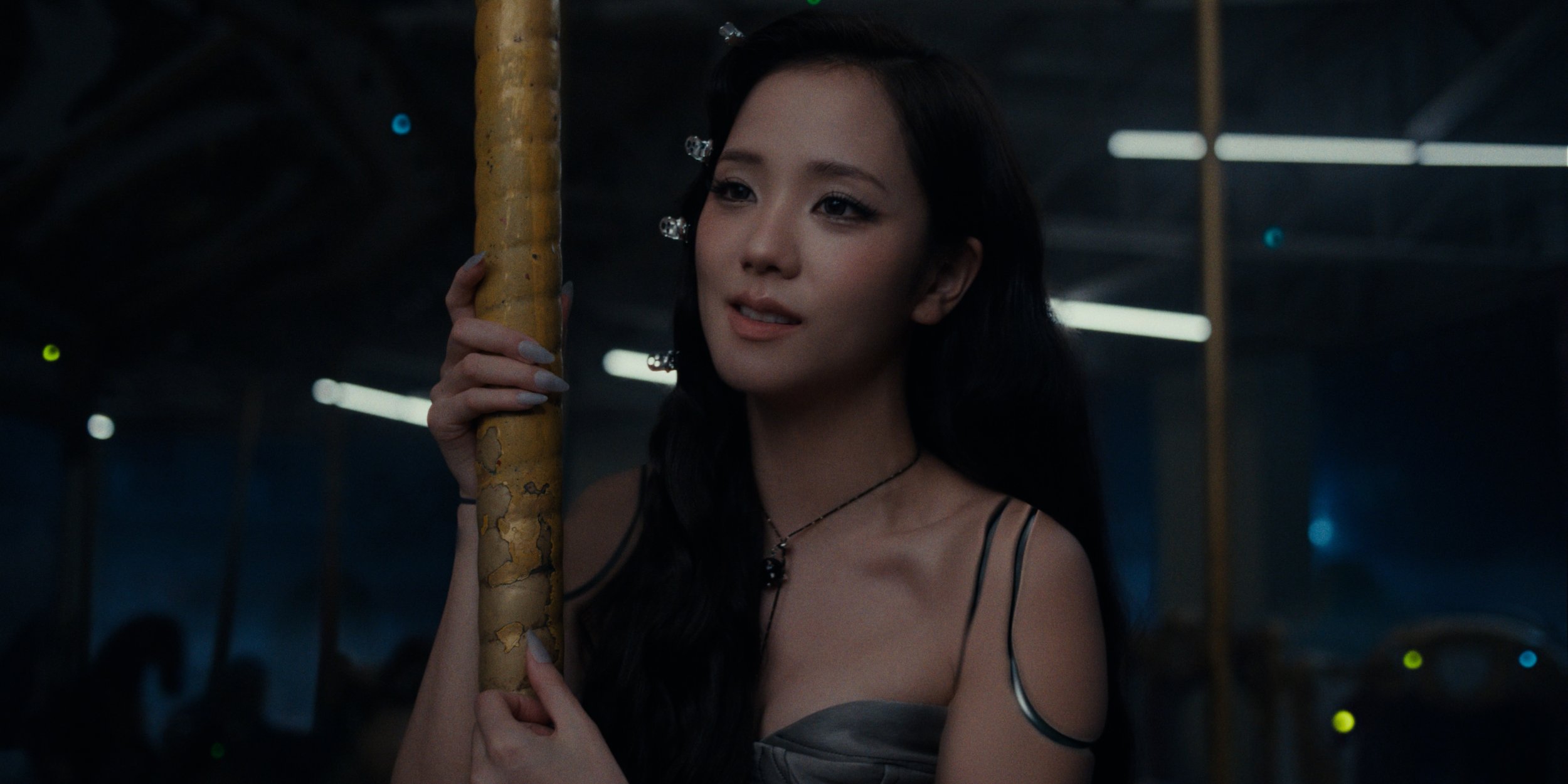 JISOO - CLICK - H264 MASTER.00_01_31_24.Still034.jpg