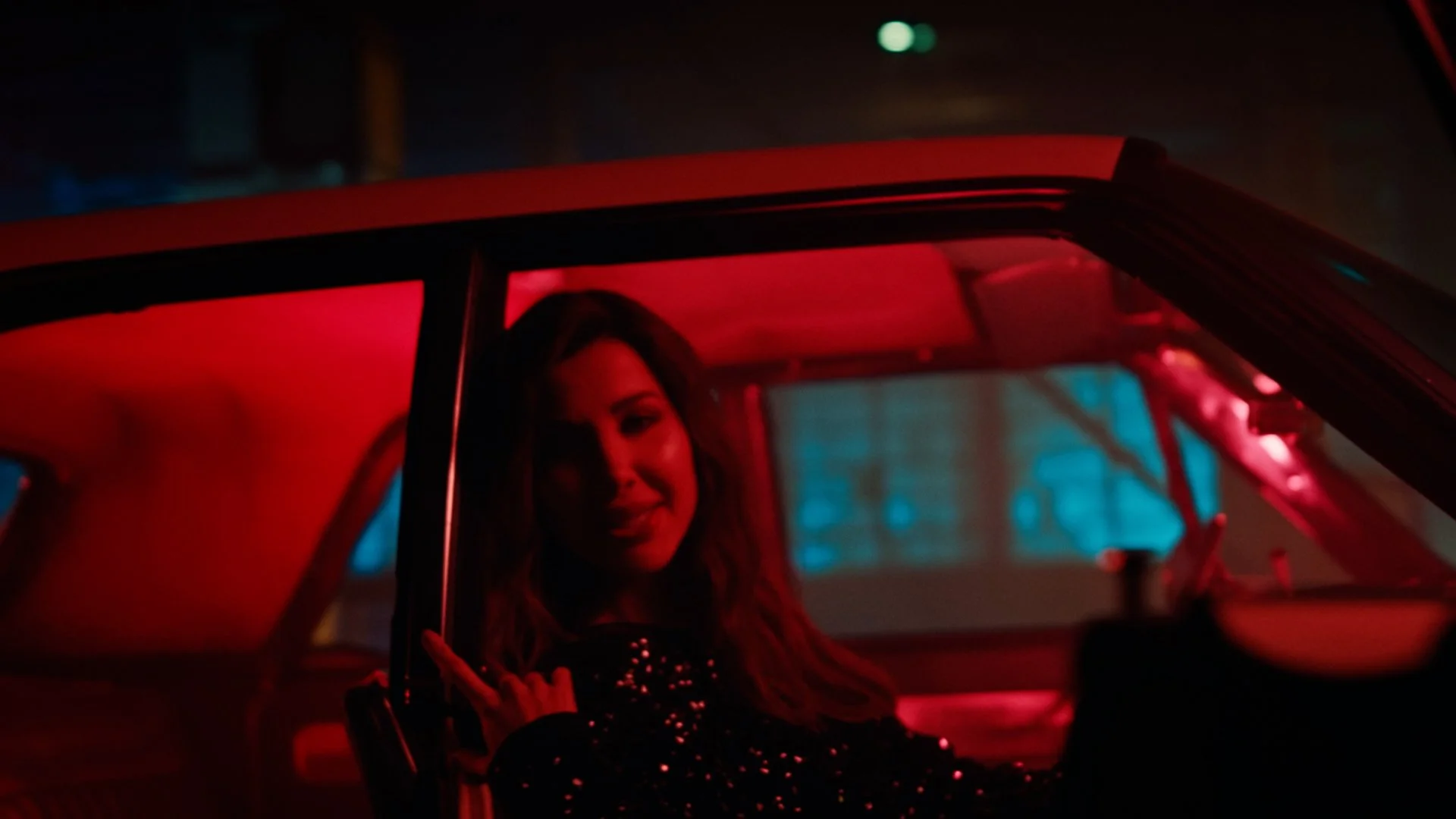 NancyAjramMarshmello_SahSah_USUV72203322.mov.00_00_14_07.Still005.jpg