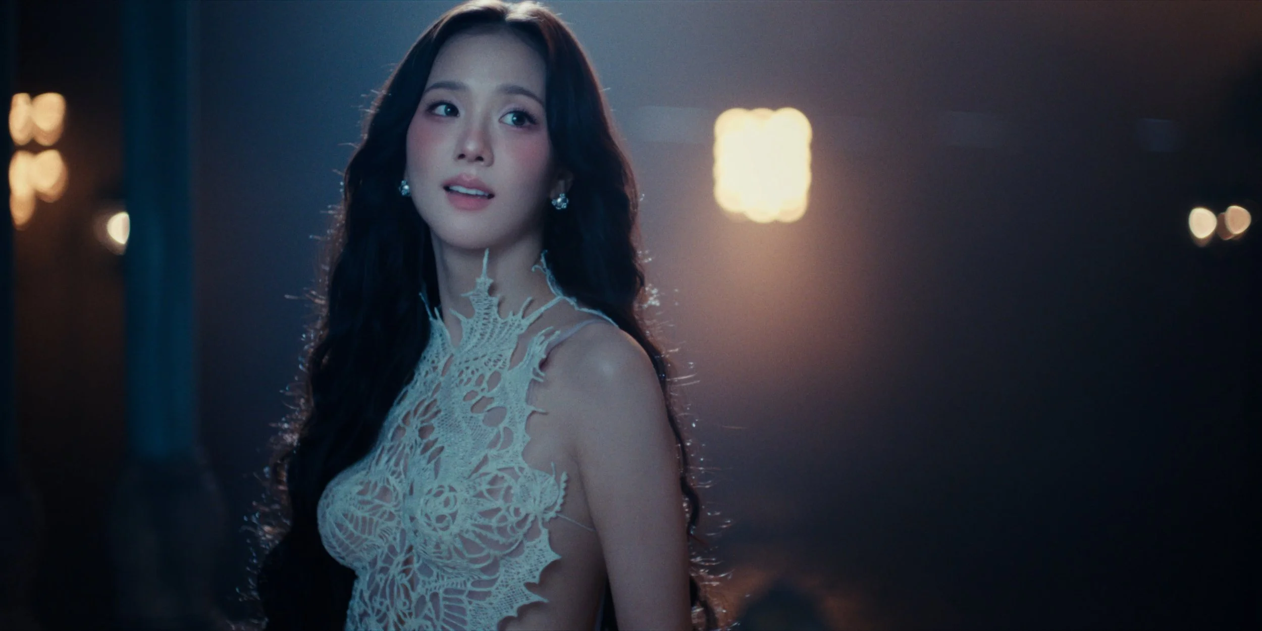 JISOO - CLICK - H264 MASTER.00_02_04_21.Still044.jpg