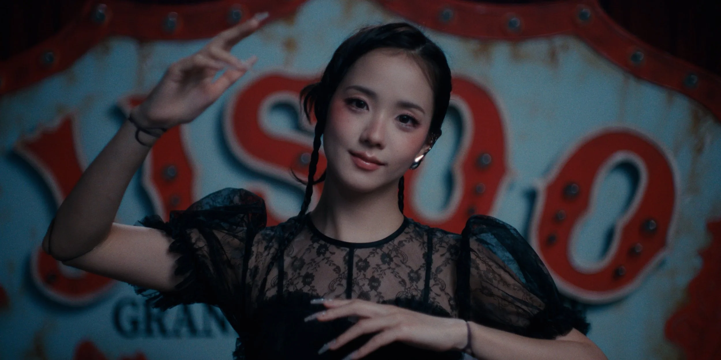 JISOO - CLICK - H264 MASTER.00_00_35_22.Still014.jpg